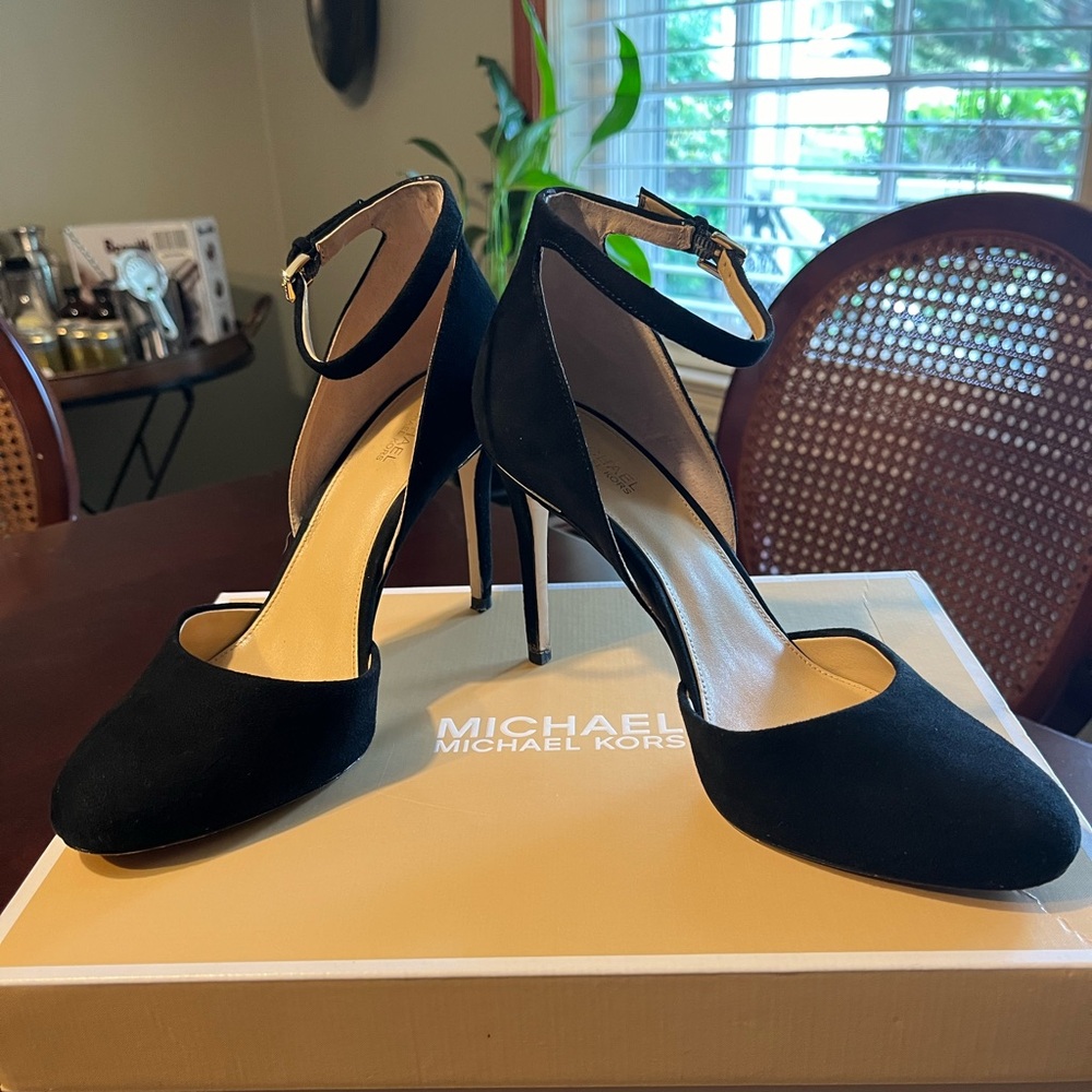 LIKE NEW Michael Kors Black Georgia Ankle Strap Pumps with Gold Hardware.